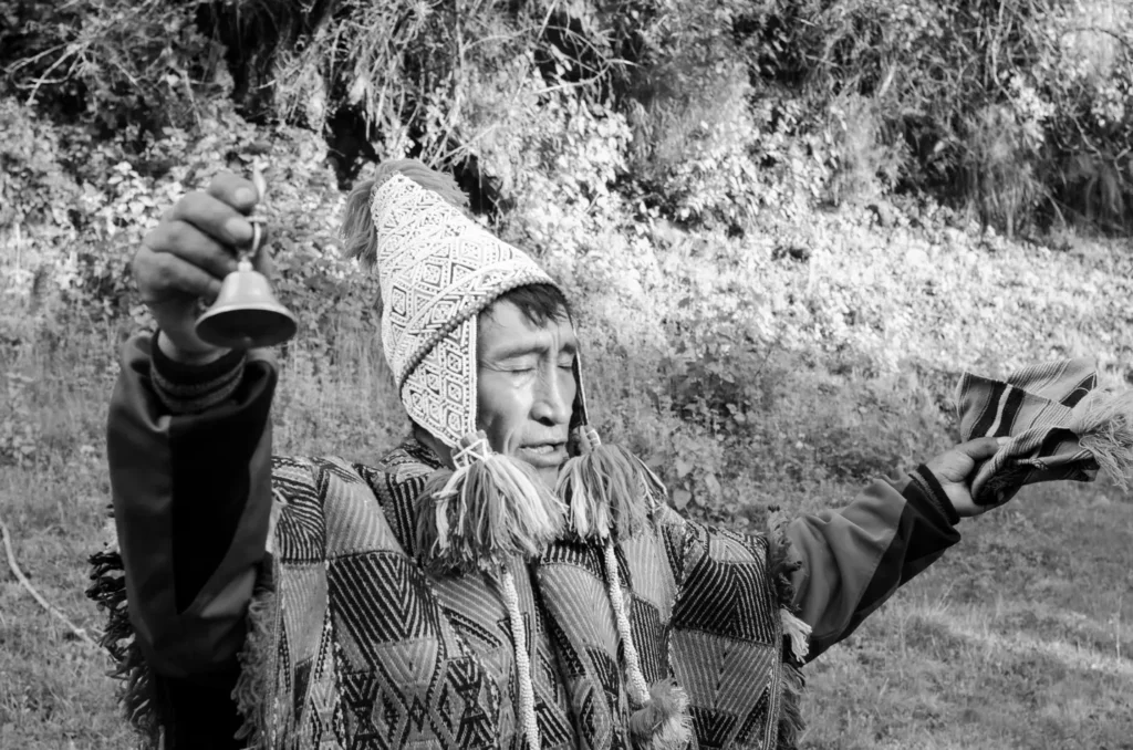Shipibo shaman guiding ayahuasca retreat in Peru – Chamán shipibo ceremonia ayahuasca Perú